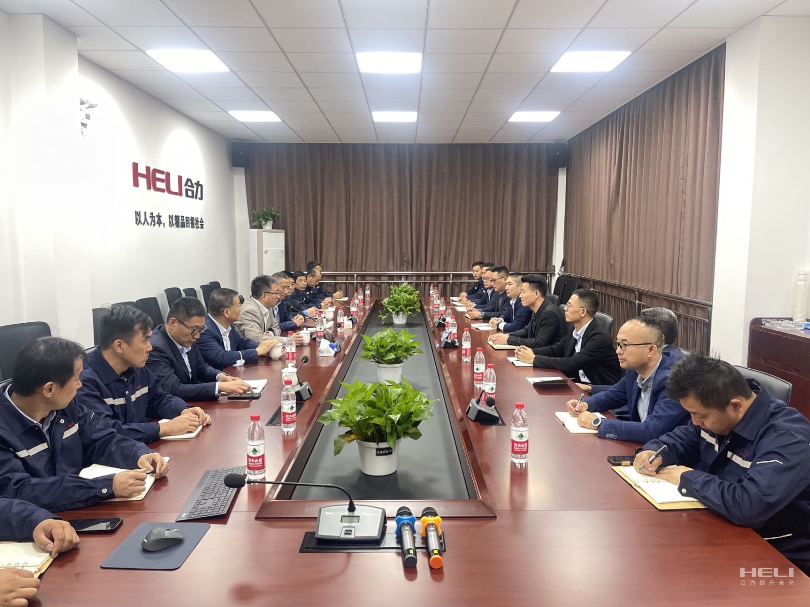 与上：：8463永利皇宫昆山、、、嘉定分公司员工交流座谈.jpg